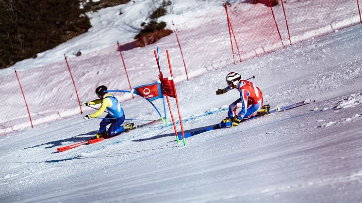Olle Collberg under prallelltävlingarna i och Melchsee frutt, Schweiz. Foto: @fistelemark.