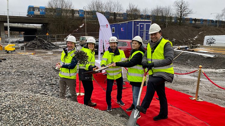 Fr v Robert Ask, byggande styrelse, Johanna Frelin, vd Riksbyggen, Thomas Augustsson, projektchef Gärahovs Bygg, Karin Haglund, projektledare Riksbyggen, Johnny Capor, regionchef Gärahovs Bygg.