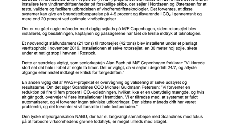 Færgeoperatør og passagerer sejler med vinden