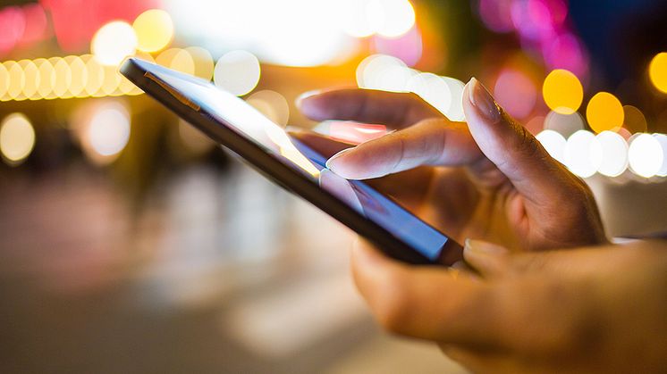 ​Fler än var tredje svensk kollar mobilen mitt i natten