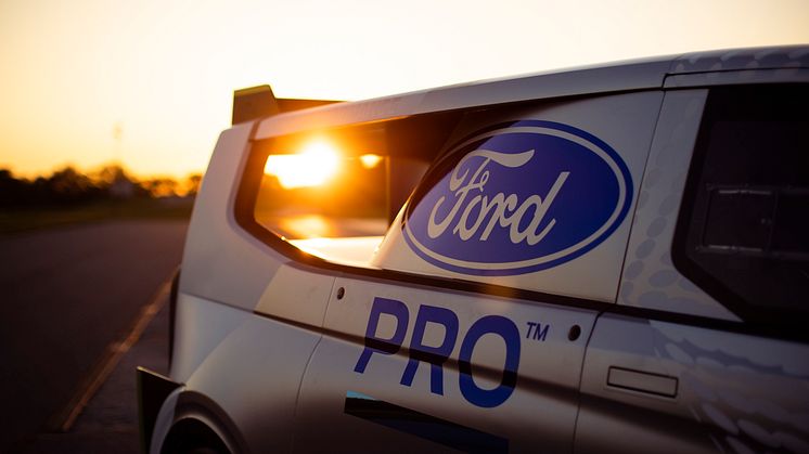 2022_FORD_E-TRANSIT_SUPERVAN_22