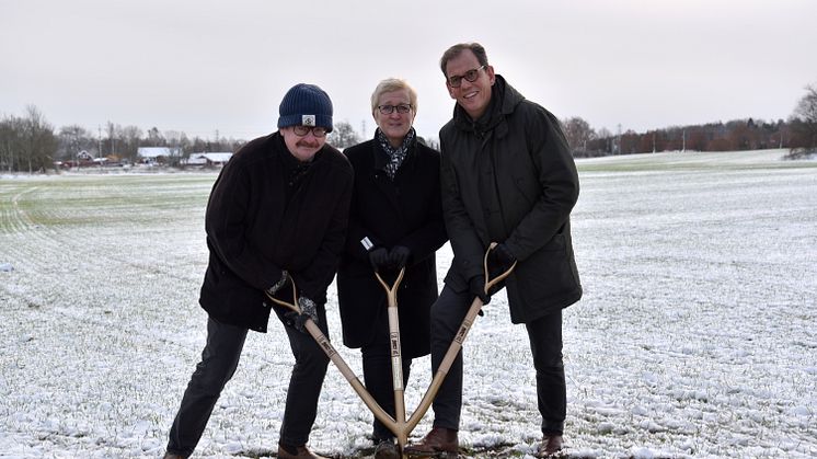Det första spadtaget togs gemensamt av Lars Stjernkvist (s), kommunstyrelsens ordförande i Norrköping, Charlotta Gromulski, platschef för Martin & Servera i Norrköping samt Nils Rydh, projektansvarig på fastighetsbolaget Wilfast