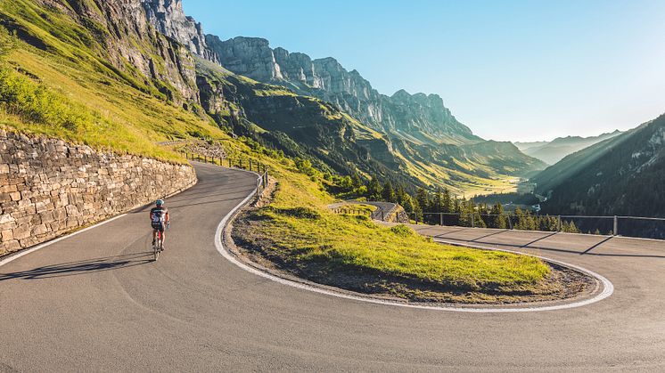 Radfahrer unterwegs auf dem Klausenpass bei Spiringen © Schweiz Tourismus : Andreas Gerth