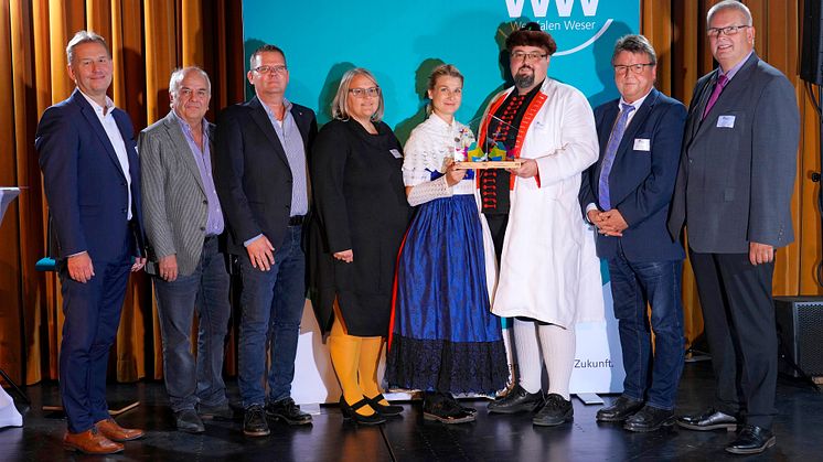 WWKULTURPREIS22 (v. l.): Jürgen Noch, WW, Laudator Hans Jacobshagen, Frank Harmening, Bürgm. Heeßen, Vera Slawitschek, Marleen Baule-Steinmeyer und Martin Slawitschek, Dorfjugend, Bernd Schönemann. Samtge. Eilsen, Hartmut Krause, Samtgemeindebürgerm.