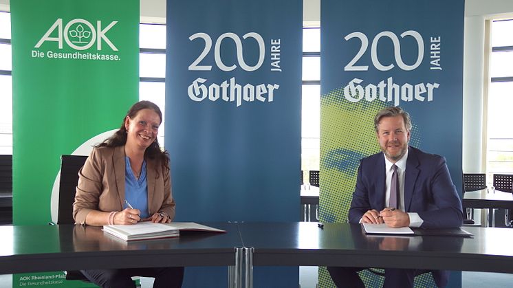 Die Vorstandsvorsitzende der AOK Rheinland-Pfalz/Saarland  Dr. Martina Niemeyer und der Vorstandsvorsitzende der Gothaer Krankenversicherung Oliver Schoeller unterzeichnen die Kooperationsvereinbarung. 