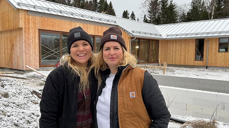 Anja och Filippa framför sitt drömhus