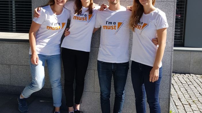 Sofie Marie Steinkjer, Julie Gade Gørbitz, Vegard Mikkelsen Bjerkeli og Anna Frederikke Østby har reist til Afrika, på oppdrag av Multiconsult.