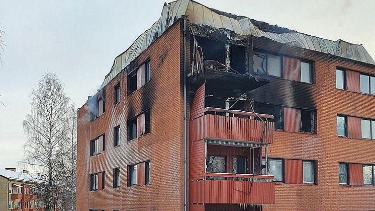 Fastighetsskötaren tog sig in i huset och knackade på dörrarna för att larma boende.