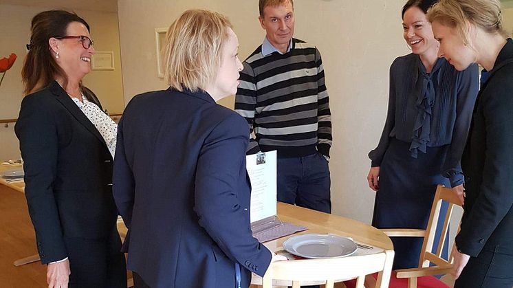 Från vänster: Susanna Gerhard regionchef och Erika Norlander Ekberg verksamhetschef Förenade Care, Erland Olsson Sofrosyne, Anna-Lena Holmström regionchef Svenskt Näringsliv och Caroline Hoffstedt kommunalråd och äldrenämndens ordförande.