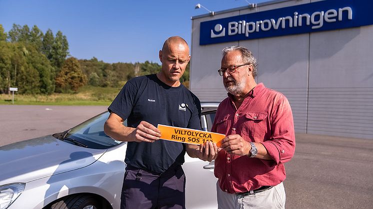 Hämta din viltremsa hos Bilprovningen. På remsan finns all information som behövs vid en ev. viltolycka.  Foto: Bilprovningen