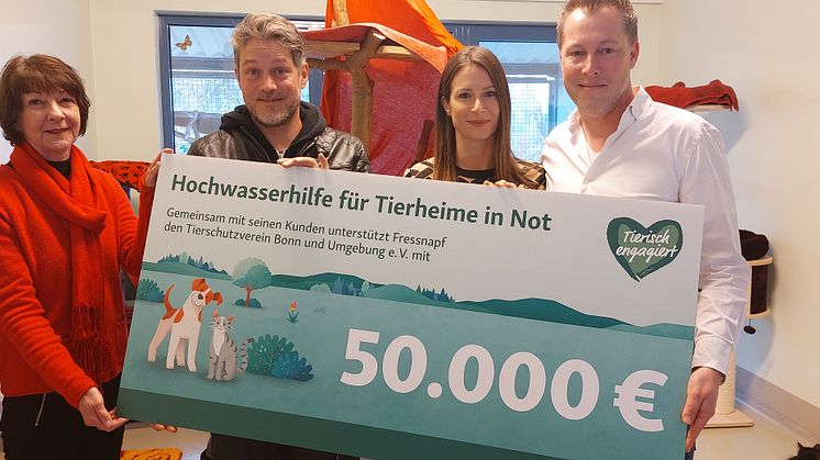 50.000 EUR gehen an das Tierheim Bonn. Es freuen sich v.l. Sabine Reuter und Martin Dickmanns vom Tierheim Bonn sowie Stella und Christian Bartky, Betreiber von 12 Fressnapf-Märkten der Region. Foto: Fressnapf Holding SE