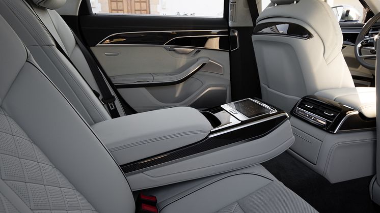 Audi S8 (Navarreblå metallak)