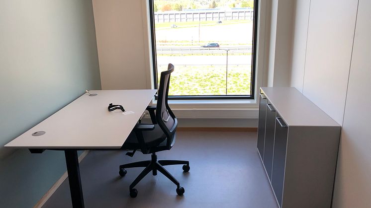 Singelkontor på Kontorhuset Kjellstad med E18 rett utenfor. 