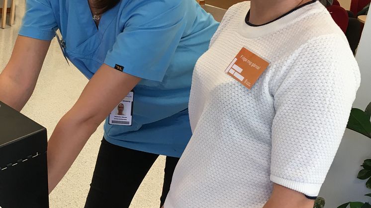 Nathalie Hjerpe och Timi Messini är vård- och omsorgsambassadörer.