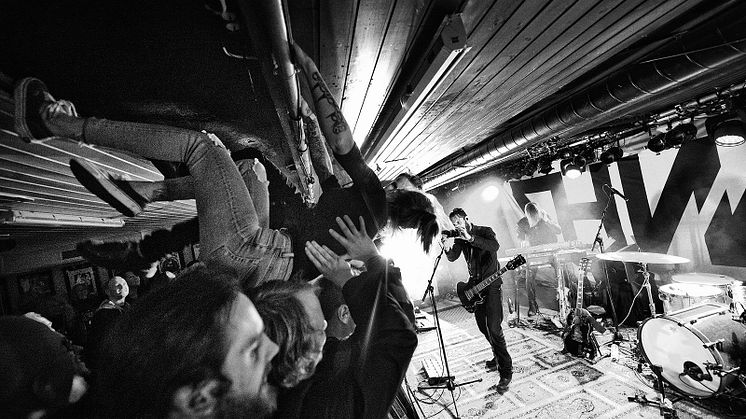 Illustrasjonsbilde: Frivillige på RiP som koser seg under konsert med Shining. Foto: Ketil Hardy