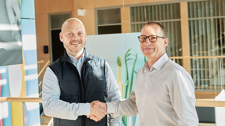 Andreas Persson, bemt AB, och Johan Ewald, TePe Oral Hygiene Products, är glada över att ta ytterligare ett steg tillsammans mot en hållbar framtid.