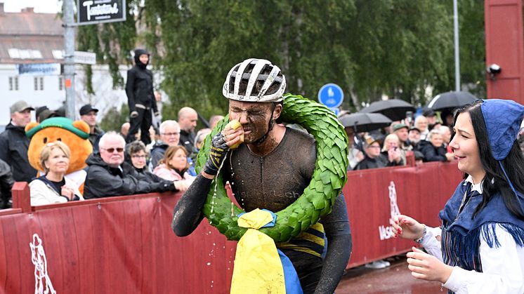 Cykelvasan 90 2023 winner Kristian Klevgård washing face