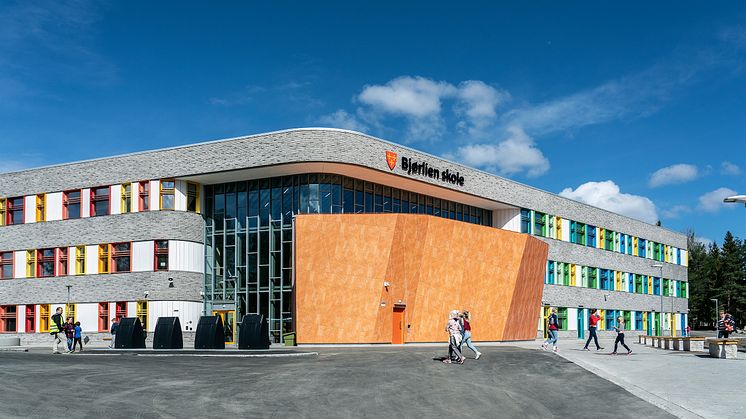 En fargerik og leken skole hvor musikkrom og trappeamfi danner et sosialt knutepunkt. Copyright: Jiri Havran. 
