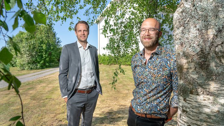 På marken på Teg: Lars Lundgren marknadsområdeschef Riksbyggen Bostad i Norr och Jonas Broady, affärsutvecklare på Riksbyggen. Foto: Johan Gunseus