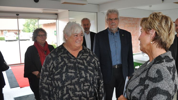 Fra venstre: Byrådspolitiker, Anette Søegaard (SF), Ældreminister, Thyra Frank (LA),  kommunaldirektør, Jes Lunde, borgmester, Leon Sebbelin og Centerchef for Pleje og Omsorg, Gytte Gade, 