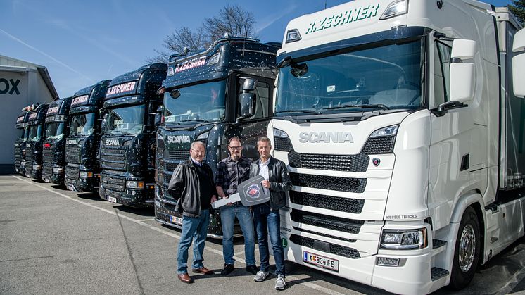 (v. r.) Ralph Schwaiger von Wiegele Trucks und Christian Gruden sowie Reinhold Zechner von der Spedition R. Zechner