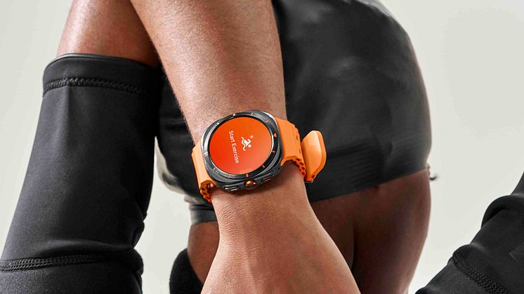008-lifestyle-galaxy-watch-ultra-titaniumgray.jpg