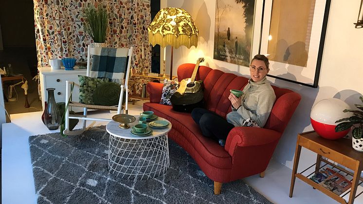 Emma Ramström på besök i skyltfönstret längs Vasagatan.
