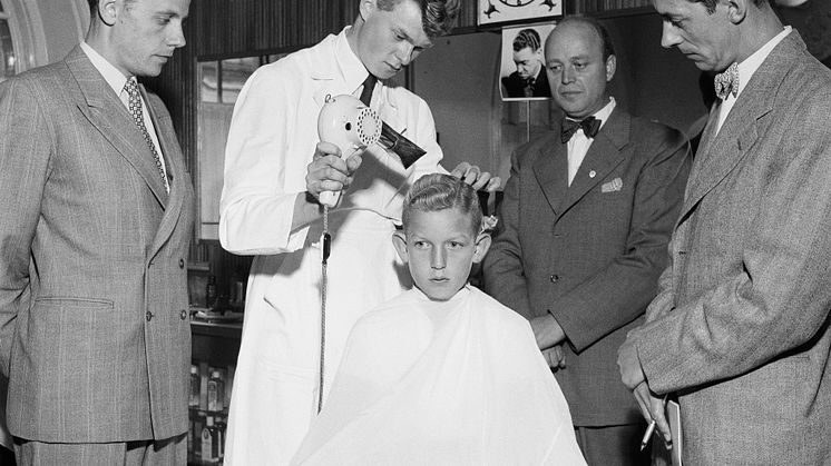 Frisör Dahl. Höjdhoppare Richard Dahl blev senare Europamästare (1958). © Sandgren-Petersson, 1953