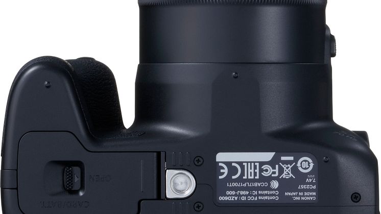 13_Canon PowerShot SX70_BK_Bottom