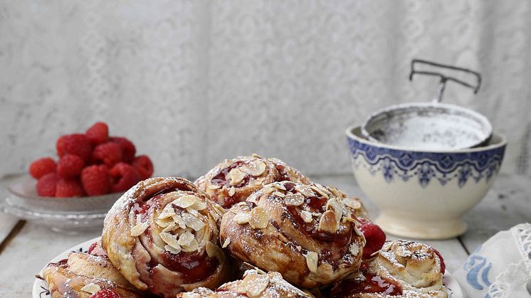 Riktigt smarriga bullar fyllda med smör och hallonmarmelad.