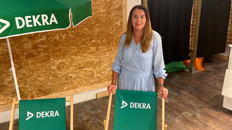 Anja Brauner-Kristiansen byder velkommen til DEKRAs pop-up shop i Ishøj Bycenter