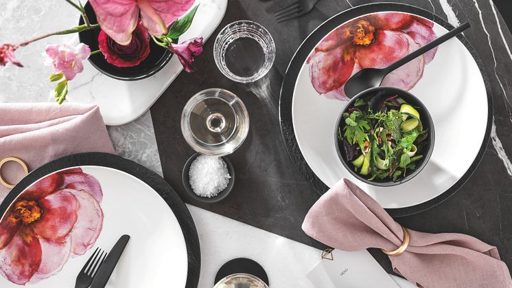 De nouveaux produits pour un look romantique  dans la maison : des couverts de table, des tasses à thé  et une grande coupe viennent compléter Rose Garden