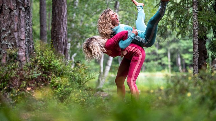 Enten du skal ha noe utenpå eller ikke, gjør som Cecilie og søsteren i sommer – velg ull innerst. Foto: Bergans / Hans Kristian Krogh-Hanssen