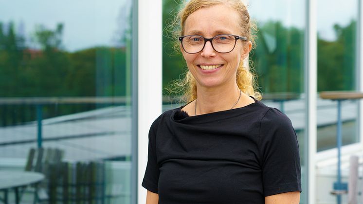 Statistikern Inger Persson tilldelas Uppsala universitets innovationspris Hjärnäpplet 2023.