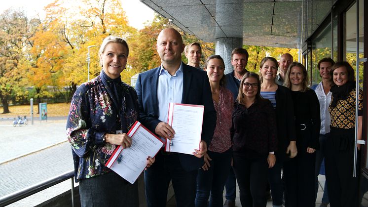 Administrerende direktør i Boligbygg, Marit J. Leganger, sammen med Torfinn Lysfjord i ÅF Advansia og involverte i prosjektet. Foto: Boligbygg