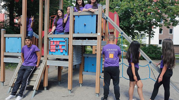 Några av Botkyrkabyggens 150 sommarjobbare 2020. Den här gruppen arbetar just nu i Alby med att hålla rent och snyggt i bostadsområdena. Foto: Botkyrkabyggen