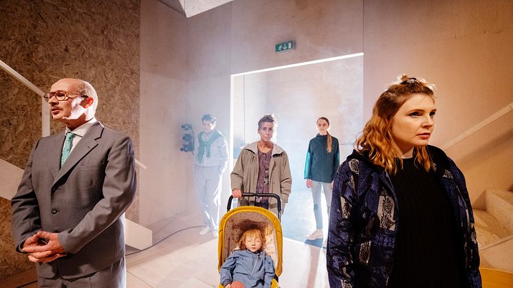 Mikael Odhag, Andreas Ferrada-Noli, Annika Nordin, Amalia Hallgren Wernstedt, Emelie Strömberg i Sex roller söker en författare på Backa Teater. Foto: Ola Kjelbye.