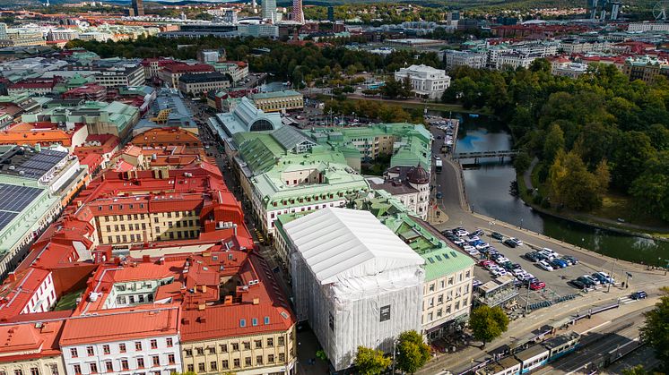 Wallenstam genomför en genomgripande renovering av sin fastighet och hoppas få klartecken för att installera solceller på taket.