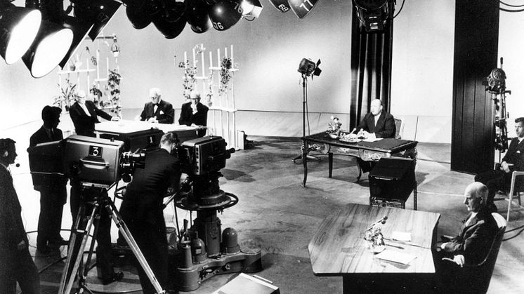 Fra Studio A 20. august 1960: Kong Olav taler. Til høyre statsminister Gerhardsen. Foto: Rørstad/ Telemuseets samling  NRKs første to fjernsynskameraer