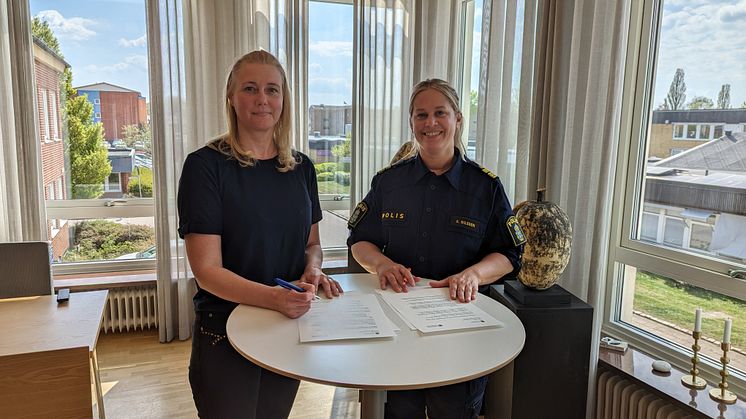 Kommunalråd Anna Andresen och lokapolischef Anna Nilsson skriver under medborgarlöftet.