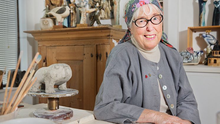 Nu startar Alla barnhjärtans månad: Keramikern Lisa Larson gör pins för hjärtebarn