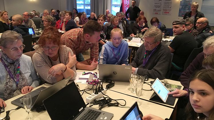 300 deltagare fick utbildning i digital teknik  av ungdomar från högstadiet Fryxellska skolan i Sunne. Forskningen visar att den korta utbildningen gett bra effekt. De äldre har blivit modigare och vågar använda digitala tjänster mer idag.