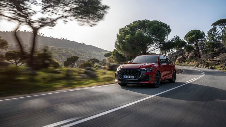 Audi RS Q8 performance (Chilirød metallak)