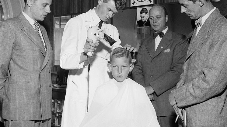 Frisörbesök hos frisör Dahl, bilden är tagen 1953. Höjdhoppare Richard Dahl blev senare Europamästare (1958). Foto: Sandgren-Petersson.