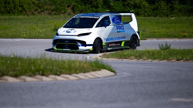 Ford Pro Electric SuperVan 2022 (3)