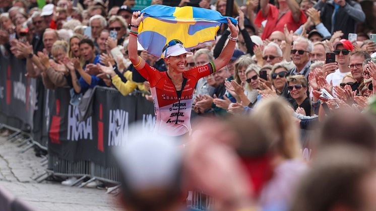 Lisa Nordén vid målgången till Ironman Kalmar 2023.
