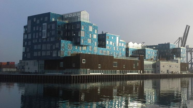 Copenhagen International School i Nordhavn i København er kledd med en fasade bestående av en mosaikk av 12.000 solpaneler. Foto Eskild Berg Sørensen.
