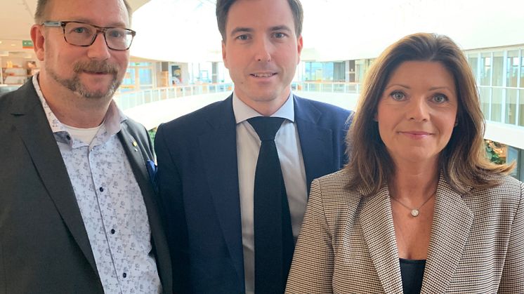 Från vänster: Johan Andersson och Patric Åberg med Eva Nordmark. (OBS: Bilden är från ett tidigare möte. Fredagens möte var digitalt)