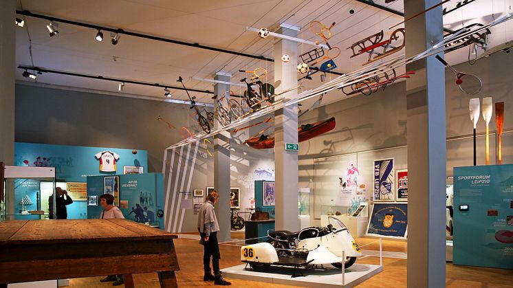 Blick in die Ausstellung "In Bewegung - Meilensteine der Leipziger Sportgeschichte"