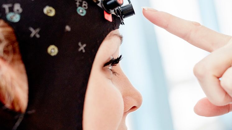 Det är första gången man använder fNIRS (funktionell infraröd spektroskopi) på amputerade. Metoden innebär att flera infraröda lampor appliceras på huvudet. (foto: Sara Landstedt)